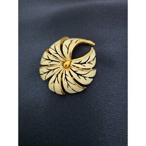 Women's Brooch Designer Trifari Signed Pin White Enamel Gold Tone Vintage Swirl